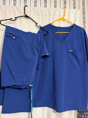Men’s XXL Figs V-Neck Scrub Top and Drawstring Pants in Denim